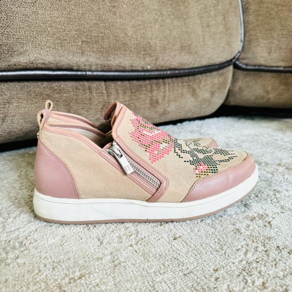 Donald J Pliner Mylasp Slip-on pink tan floral print zip side sneaker woman’s 7 - Picture 4 of 9